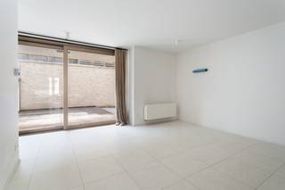 <p><span>Op een toplocatie op het Zuid, tussen het Zuidpark en het KMSKA, bevindt zich dit kwalitatief afgewerkte appartement op de eerste verdieping van residentie Zuiders Dok III. Tal van restaurants, winkels en musea op wandelafstand, terwijl de nabijheid van belangrijke invalswegen zorgt voor een uitstekende bereikbaarheid.</span></p>
<p><span>Via het schuifraam sluit de leefruimte aan op een royaal terras van ca 25 m², dat een uitzonderlijke buitenruimte biedt op het Zuid. De open keuken is uitgerust met kwalitatieve Miele-toestellen, waaronder een inductiekookplaat, vaatwasser en spoelbak.</span></p>
<p><span>De masterbedroom beschikt over een ensuite badkamer voorzien van een ligbad, wastafel en stijlvol Vola-kraanwerk. Daarnaast is er een tweede kamer die zich perfect leent als bureau, dressing of babykamer.</span></p>
<p><span>Verder beschikt het appartement over een apart toilet met handenwasser.</span></p>
<p><span>De hoogwaardige afwerking wordt extra onderstreept door de inbegrepen linnen gordijnen en de designverlichtingsarmaturen van Nemo Lighting. <br /><br />Op de ondergrondse verdieping bevindt zich een gemeenschappelijke fietsenstalling.</span></p>