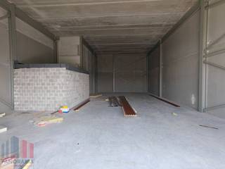 <strong>Nieuwbouw KMO-unit met kantoor - </strong>Combinatie van 164 m² opslagruimte met 164 m² kantoren en<strong> 6 privatieve parkeerplaatsen</strong> te koop op bedrijventerrein 'De Schatting', op amper 300 m van de Torhoutsesteenweg met een vlotte verbinding naar de E403 op- en afrit Ruddervoorde (4,5 km).<br /><br />De <strong>casco opslagruimte</strong> (brandklasse C) met een vrije hoogte van +/- 6,5 m is opgebouwd uit een staalconstructie in combinatie met een betonplint en geïsoleerde sandwichpanelen. De loods is toegankelijk via een automatische sectionale poort (4,50 m B x 4,20 m H) met aparte toegangsdeur en glaspartij, lichtstraat en polybetonvloer. Bovendien laat de dakstructuur het toe om zonnepanelen te plaatsen (15 KG/m²). Aanwezigheid van een regenwater- en septische put. <br /><br />De <strong>kantoorruimte situeert zich op de eerste verdieping</strong> en geniet van veel lichtinval. Dankzij de ligging aan de kop van het project geniet men van een fantastische visibiliteit.<br /><br />Het bedrijfsgebouw maakt deel uit van de gloednieuwe ontwikkeling "Zilleghem Park" bestaande uit <strong>18 KMO-units met oppervlaktes van 159 m² tot 335 m²</strong>. <br />Alle loodsen zijn geschikt voor productie, stockage, ... Per magazijn zijn er minstens twee privatieve parkeerplaatsen voorzien.<br /><strong>Onmiddellijk beschikbaar</strong>.<br /><br />Contacteer <strong>PANORAMA B2B</strong> voor bijkomende (technische) inlichtingen, plannen of een vrijblijvend plaatsbezoek <strong>0479 70 70 73</strong>.