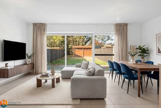 Op een uitstekende en rustige locatie te Heist op den Berg bevindt zich deze moderne woning met een uitzonderlijk gunstig EPC. Met een bewoonbare oppervlakte van 171 m² op een perceel van 253 m² biedt deze eigendom een harmonieuze combinatie van rust en comfort. Dankzij de centrale ligging geniet u bovendien van een uitstekende bereikbaarheid, met winkels, scholen en openbaar vervoer op korte afstand.<br /><br />We betreden deze woning via de inkomhal met gastentoilet. Het gelijkvloers beschikt over een open leefruimte met open keuken, waar plaats is voor een gezellige zithoek en aparte eetkamer. U geniet hier van veel natuurlijk licht door de grote raampartij. De open leefkeuken is uitgerust met kwalitatieve toestellen en combineert strak design met functioneel comfort. Naastgelegen is een functionele berging, ideaal voor extra opslagruimte.<br />Aanpalend aan de leefruimte/eetkamer vinden we een ruim terras met tuin en tuinhuis, waar u in alle rust en privacy kan genieten van het mooie weer. Bovendien is er een toegankelijkheid voor de fiets via zowel de voordeur als het tuinpad aan de achterzijde. Vooraan van de woning geniet u van een carport. <br /><br />Via de nachthal bereikt u de master bedroom. Daarnaast zijn er nog twee volwaardige slaapkamers, een aparte berging en een badkamer voorzien van een douche, bad, dubbele lavabo en toilet. Bovendien beschikt deze woning over een ruime zolder met vaste trap die u verder kan inrichten tot een vierde slaapkamer of als hobbyruimte.<br /><br />De woning is tenslotte uitgerust met zonnepanelen en een waterput van 5000 liter met regenwaterpomp.<br />De elektrische keuring is conform en het EPC bedraagt slechts E28 (label A). <br /><br />Aankoop mogelijk aan 2% registratierechten!<br /><br />Deze moderne woning combineert een warme, huislijke sfeer en een bijzonder energiezuinig karakter. Een unieke opportuniteit voor wie op zoek is naar wooncomfort in een groene, rustige omgeving te Heist op den Berg.  Contacteer ons voor meer informatie op 0479/13 63 69 of neem een kijkje op www.boonstravastgoed.be.<br /><br />Bijzonderheden:<br />- Rustige ligging<br />- Zeer energiezuinig (label A)<br />- 171 m² bewoonbaar oppervlakte<br /> 