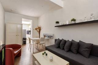 <p><span>Dit opbrengsteigendom is gelegen in de </span><span>Tolstraat</span><span>, een zijstraat van de Marnixplaats op het bruisende </span><span>Antwerpen-Zuid.</span><span> Het gebouw bestaat uit </span><span>vier vergunde studio's</span><span> met een jaarlijkse </span><span>huuropbrengst van circa €44.000</span><span>.</span></p><p><span> </span></p><p><span>Op elke verdieping bevindt zich een aparte studio. Elk voorzien van een leef- en slaapruimte, een eigen keuken en een aparte badkamer. De gelijkvloerse studio beschikt bovendien over een stadskoer.</span></p><p><span> </span></p><p><span>Indeling</span></p><p><span>-gelijkvloers: studio van circa 29 m² met stadskoer</span></p><p><span>-eerste verdieping: studio van circa 29 m²</span></p><p><span>-tweede verdieping: studio van circa 29 m²</span></p><p><span>-derde verdieping: studentenkamer van circa 21 m²</span></p><p><span>-gemeenschappelijke inkom- en traphal</span></p><p><span>-kelderruimte</span></p><p><span> </span></p><p><span>Troeven</span></p><p><span>-toplocatie op Antwerpen-Zuid</span></p><p><span>-4 vergunde woonunits</span></p><p><span>-jaarlijkse huuropbrengst van circa 44.000</span></p><p><span>-op wandelafstand van de Marnixplaats, het KMSKA en het Zuidpark</span></p><p><span>-vlotte bereikbaarheid met het openbaar vervoer</span></p><p><span> </span></p><p><span>Ben jij geïnteresseerd in dit opbrengsteigendom op Antwerpen-Zuid, ben je op zoek naar ander vastgoed of wens je de waarde van jouw eigendom te kennen? Dan ben je bij BOLT immo aan het juiste adres! Wij helpen jou graag verder.</span></p>