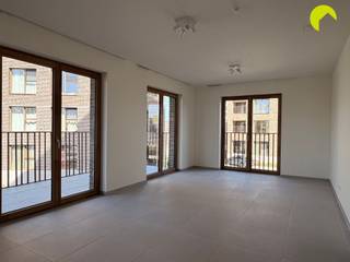 <p><span>Appartement BEN de construction récente entouré de verdure et de tranquillité !</span></p><p><span> </span></p><p><span>L'appartement est situé au 1er étage de l'immeuble, sur le coin, ce qui assure une grande luminosité. </span></p><p><span>La propriété est située à proximité des principales voies d'accès dans un beau parc entouré de verdure.</span></p><p><span> </span></p><p><span>Disposition :</span></p><p><span>Nous prenons l'ascenseur ou l'escalier et entrons dans un hall d'entrée spacieux, où il y a suffisamment d'espace pour placer une armoire pour les manteaux et les chaussures.</span></p><p><span>Le long du hall, on accède à toutes les autres pièces.</span></p><p><span>Les deux chambres à coucher sont dotées de fenêtres allant du sol au plafond, ce qui leur confère une grande luminosité.</span></p><p><span>La salle de bains est équipée d'un double lavabo et d'une douche moderne à l'italienne.</span></p><p><span>Il y a également des toilettes séparées avec lave-mains et un espace de rangement dans le couloir.</span></p><p><span> </span></p><p><span>Le salon et la cuisine ouverte donnent sur la grande terrasse couverte.</span></p><p><span>La cuisine elle-même est équipée de tous les appareils nécessaires de marques de qualité, à côté de la cuisine il y a une pièce de rangement supplémentaire avec la connexion pour la machine à laver.</span></p><p><span> </span></p><p><span>L'appartement est équipé d'un chauffage/refroidissement par le sol, de panneaux solaires privés et d'un système de ventilation dans tout l'appartement.<br />Finalement, il y a un abri à vélos pratique où 3 vélos peuvent être stockés.</span></p><p><span> </span></p><p><span>Informations utiles :</span></p><ul><li><span>Charges mensuelles : €200 (chauffage, syndic, ascenseur, entretien des parties communes, ....)</span></li><li><span>Disponible : immédiatement</span></li><li><span>EPB : en préparation, l'étiquette sera A</span></li><li><span>Garantie de location : 3 mois<br /><br /></span></li></ul><p><span>Réservez dès maintenant votre rendez-vous EN LIGNE vous-même. Surfez sur la propriété concernée sur notre site web www.habicom.be et cliquez sur le bouton rose 'PLANIFIEZ UNE VISITE'. </span></p><p><span>Choisissez l'heure qui vous convient le mieux, remplissez les coordonnées demandées et cliquez sur envoyer pour confirmer.</span></p><p><span> </span></p><p><span> </span></p>