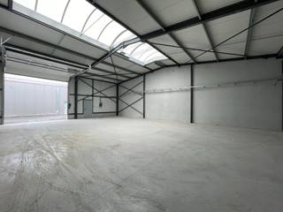 De geïsoleerde loods van 192m met een vrije hoogte tussen 4,40 m en 6,23 m zijn voorzien van een sectionale poort met toegangsdeur, lichtstraat en polybetonvloer.<br />Bovendien zijn de magazijnen uitgerust met LED-verlichting en elektriciteit.<br />Voldoende parkeer- en manoeuvreerruimte op de verharde site.<br />Mag enkel gebruikt worden voor opslag.<br /><br />Stedenbouwkundige inlichtingen: vergunning uitgereikt; ambachtelijke zone; geen rechterlijke herstelmaatregel of bestuurlijke maatregel opgelegd; geen voorkooprecht; geen verkavelingsvergunning; geen overstromingsgevoelig gebied; geen afgebakende overzone; geen beschermd/geïnventariseerd erfgoed.<br /><br /><strong>Wenst u meer informatie of wil u een bezoek inplannen? <br />Aarzel niet en contacteer Henry Van Tornhout via henry@kmovastgoed.be of +32 474 13 37 93</strong>