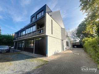 Gerenoveerd ruim duplex appartement (ca. 135m²) met tuin en terras. Ruime woon- en eetkamer (ca.43m²) op tegelvloer, met open ingerichte leefkeuken (ca. 10m²) en stenen werkblad. De keuken is voorzien van inductiekookplaat, dampkap, micro, oven, koelkast en vaatwasser. Via de schuifdeur heeft u toegang tot het zonnige terras. Op de 1e verdieping een masterbedroom (ca. 18m²) met ensuite douchekamer voorzien van badkamermeubel en inloopdouche. Apart gastentoilet. Op de verdieping 2 slaapkamers (ca. 22-8m²). Op de nachthal ruimte voor een bureel. Ingerichte douchekamer met douche, badkamermeubel. Op de gelijkvloerse verdieping een berging voor de fietsen.<br />Mogelijkheid tot huren van een carport voor 2 auto's, alsook extra stockage ruimte. Het dak is vernieuwd en geïsoleerd, alsook volledig nieuw cv systeem en ramen.<br />Individuele meters voor gas, water en elektriciteit. Recente cv op gas. Elektriciteit conform. Per direct beschikbaar.