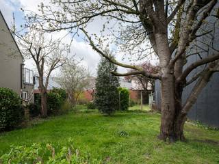 In een aangename en residentiële straat in het geliefde Wondelgem bevindt zich deze aantrekkelijke bouwgrond, perfect geschikt voor het oprichten van een halfopen bebouwing. De Kerkuilstraat staat bekend om haar rustige karakter en haar harmonieuze mix van hedendaagse woningen en groen, wat bijdraagt aan een bijzonder aangename woonomgeving.<br /><br />Het perceel biedt de ideale basis voor wie droomt van een woning op maat, waar architectuur en leefcomfort hand in hand gaan. Dankzij de halfopen bebouwingsmogelijkheid geniet u van extra lichtinval en een gevoel van ruimte, terwijl u tegelijk profiteert van een mooie tuinzone waar het heerlijk vertoeven is.<br /><br />De ligging combineert het beste van twee werelden: een serene, groene omgeving met alle dagelijkse voorzieningen binnen handbereik. Winkels, scholen en openbaar vervoer bevinden zich in de nabije omgeving, terwijl het bruisende centrum van Gent vlot bereikbaar is. Ook belangrijke invalswegen zorgen voor een uitstekende verbinding naar omliggende steden.<br /><br />Kortom, deze bouwgrond vormt een uitgelezen kans voor wie op zoek is naar een kwalitatieve woonlocatie waar rust, bereikbaarheid en toekomstmogelijkheden samenkomen. Een plek waar uw woonproject kan uitgroeien tot een echte thuis, volledig afgestemd op uw wensen en levensstijl.