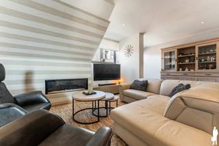 <strong>Ruim en lichtrijk dakappartement van ca. 134 m² met o.a. 2 slaapkamers, 2 badkamers, één garagebox en een schitterend terras, gelegen op de 2e verdieping in een kleinschalige residentie. Dit appartement bevindt zich in het Turnhoutse stadscentrum waardoor alle voorzieningen, winkels, scholen en openbaar vervoer op wandel- en fietsafstand liggen. Zeer gunstige EPC-score van 148 kWh/m²/jaar (energielabel B), en een goedgekeurde elektrische installatie.</strong><strong> De vraagprijs is inclusief één autobox. Mogelijkheid om nog een tweede autobox bij aan te kopen.</strong> <br /><br /><span>Indeling van het appartement</span>:<br />U betreedt het appartement via een aparte inkomhal, die toegang biedt tot de bijzonder ruime en lichtrijke leefruimte. Deze is opgedeeld in een gezellige zithoek en een volwaardige eetkamer, waardoor beide functies mooi van elkaar worden onderscheiden en toch één open geheel vormen. De sfeervolle gashaard zorgt voor extra warmte en gezelligheid in de zithoek. Bovendien is de leefruimte uitgerust met airconditioning, wat het comfort tijdens de warmere maanden verhoogt.<br /><br />Aansluitend bevindt zich de ruime open leefkeuken, die werd uitgerust met kwalitatieve inbouwtoestellen, waaronder een Siemens combi-oven/microgolfoven, een Siemens combi-stoomoven, twee warmhoudlades, een Amerikaanse Bosch side-by-side koelkast met water- en ijsdispenser en een vaatwasser. Naast de keuken bevindt zich bovendien een ruime en praktische voorraadkamer, ideaal voor extra bergruimte.<br /><br />Vanuit de eetkamer heeft u rechtstreeks toegang tot het riante dakterras, een heerlijke buitenruimte waar u in alle rust kunt genieten en waar voldoende plaats is voor zowel een grote eettafel als een gezellige loungehoek.<br /><br />Het appartement beschikt verder over twee ruime slaapkamers. De hoofdslaapkamer geniet van extra comfort dankzij een ensuite dressing en aansluitende badkamer, uitgerust met een ligbad, toilet en wastafel. Ook de hoofdslaapkamer is voorzien van airconditioning en biedt rechtstreeks toegang tot het dakterras, wat zorgt voor een aangename verbinding met de buitenruimte.<br /><br />Daarnaast is er een tweede, afzonderlijke badkamer die tevens dienstdoet als wasruimte. Deze is voorzien van een wastafel en douche, evenals voldoende ruimte en aansluitingen voor wasmachine en droogkast.<br /><br /><strong><span>De vraagprijs is inclusief één autobox. Daarnaast is er een mogelijkheid om nog een tweede autobox bij aan te kopen.<br /></span></strong><span><br />Bijzonderheden:</span><br />- Centrale verwarming op aardgas d.m.v. radiatoren<br />- Gashaard<br />- 2 airco's, verwarmen en verkoelen (woonkamer en grote slaapkamer)<br />- Gunstige EPC-score: 148 kWh/m²/jaar (energielabel B)<br />- Keuring elektrische installatie: conform