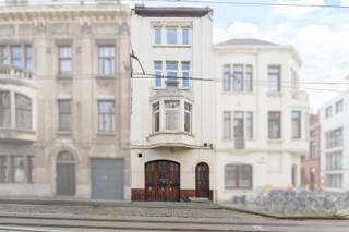 <p><span>Deze karaktervolle bel-etagewoning met authentieke art-deco accenten dateert van begin de 20e eeuw en is gelegen op een gegeerde ligging, vlak bij de Coupure en het historische centrum van Gent. De woning biedt zeer veel potentieel en vormt de ideale basis voor wie op zoek is naar een charmante gezinswoning of een interessante investering! Op heden kent de woning 2 ruime slaapkamers (16,5m² & 27,5m²), en er zijn nog tal van mogelijkheden en troeven in de woning:</span></p><ul><li><span>Super gegeerde ligging</span></li><li><span>Grote garage aan straatkant aanwezig (29m²)</span></li><li><span>Ruime zolder met mogelijkheden</span></li><li><span>Elektrische keuring conform</span></li><li><span>Conformiteitsattest voor verhuur</span></li><li><span>Apart gastentoilet</span></li></ul><p><span> </span></p><p><span> </span></p><p><span>Met wat liefde en enkele aanpassingen wordt deze woning dé uitvalsbasis om tot rust te komen in het centrum van Gent. Wacht niet langer en maak een afspraak bij Anthes op het nummer 09 225 00 78 of via anthes@defooz.com</span></p><p><span> </span></p>