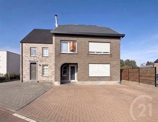 <p>Appartement met 1 slaapkamer te huur.</p><p>Gezellig appartement gelegen op de eerste verdieping, bestaande uit een inkomhal op het gelijkvloers, een ingerichte keuken, een badkamer met douche, toilet en lavabo.<br />Het appartement beschikt bovendien over een privatieve autostaanplaats voor het gebouw.<br />Er is geen lift aanwezig.<br />Een praktisch en gezellig appartement, ideaal voor een alleenstaande of koppel.</p><p>Gemeenschappelijke kosten per jaar: 195 euro<br />Gasverbruik per maand: 55 euro</p><p>Interesse in dit instapklare appartement? Neem gerust contact op voor meer informatie of een bezichtiging. 016/ 90 10 21</p><p>EPC: 350 kWh UC: 20260817-0003934768-RES-1</p>