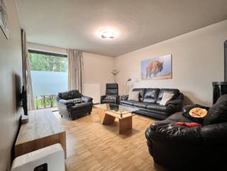 <span>In het </span><strong>centrum van Nazareth</strong><span>, dichtbij scholen, bakkers, slager, groentewinkel en supermarkt staat deze moderne halfopen bebouwing. In deze </span><span>leuke woning bent u helemaal klaar voor de hete zomers of koude winters. De <strong>airco</strong> op de bovenverdieping en de <strong>gaskachel</strong> in de gezellige leefruimte houden uw woning altijd perfect op temperatuur. Bovendien is er een <strong>waterverzachter</strong> en een <strong>extra douche</strong> geïnstalleerd beneden. Met een <strong>aparte garage</strong> kan u uw voertuig en fietsen veilig stallen.</span><br /><br /><span>Via de inkom (waar ook het gastentoilet zich bevindt) kom je in de leefruimte die opgedeeld werd in een gezellige <strong>leefruimte</strong> met <strong>gaskachel</strong></span><span>,</span><span> en een ruime moderne ingerichte </span><strong>keuken</strong><span> met</span><strong><span> eet</span>ruimte en bureelhoek. </strong><span>Naast bergruimte onder de trap is er een </span><strong>ruime berging</strong><span> aan de keuken, die voorzien is van een douche, aansluiting voor wasmachine en droogkast en ruimte voor opbergrekken. </span><br /><span>Via de trap kom je op de verdieping (voorzien van airco) die </span><strong>3 slaapkamers</strong><span> telt. Daarbij is de masterbedroom voorzien van een annex <strong>dressing</strong>. De <strong>badkamer</strong> herbergt een dubbele lavabo een bad met geinstalleerde douche en een toilet.<br /></span><br /><span>De wagen kan alvast terecht in de </span><strong>garage</strong><span>.</span><br /><span><br />De woning biedt niet alleen veel comfort maar is ook zeer lichtrijk. </span><br /><span><br />Domicilie verplicht<br />Huurprijs : 1.300 Euro per maand<br />Huurwaarborg : 3 maanden huur<br />Beschikbaar: onmiddellijk<br />Bezoeken enkel na afspraak.<br /><br /><strong>Een bezoek plannen? Dit kan enkel via onze website www.stellarimmo.be/te-huur. Ga naar het pand en klik op de Een bezoek aanvragen knop onder de foto van de makelaar</strong>.<br /><br /><strong>Verdere info via martine@stellarimmo.be</strong></span>