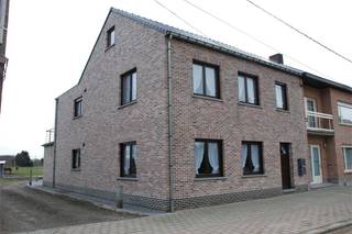 Kraaknet en geschilderd appartement met twee slaapkamers gelegen op de gelijkvloerse verdieping van een kleinschalig gebouw met slechts twee appartementen.<br />Dit appartement omvat verder een inkomhal met gastentoilet, leefruimte met open keuken, wasplaats, badkamer met douche en bad en een ruim zongericht terras.<br />In de huurprijs is tevens een garage en een autostaanplaats inbegrepen.<br /><br />De verwarming geschiedt door accumulatiekachels die zich opladen via het nachttarief.<br />Gelegen op fietsafstand van het centrum en op wandelafstand van het station van Booischot.<br />Geen gemeenschappelijke kosten te betalen, de eigenaar geeft de voorkeur aan potentiële huurders zonder huisdieren.<br />Beschikbaar om te wonen vanaf 1 juli 2026!!<br /><br />Voor meer info bel 0473 33 33 33 of mail philip@wijns.be.