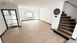 Instapklare, volledig gerenoveerde woning met 3 slaapkamers en 2 terrassen in GeraardsbergenOp wandelafstand van het centrum van Geraardsbergen...