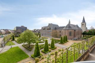 Dit zeer ruime appartement met maar liefst 176m² bruikbare woonoppervlakte werd recent helemaal opgefrist. Men kan volledig leven op de eerste...
