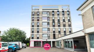 Gelijkvloers 1-slaapkamerappartement te koop vlakbij Maastricht! <br /><br />Dit appartement bevindt zich gelijkvloers in een rustige residentie in het hartje van Lanaken. Van hieruit ben je op wandelafstand van het centrum van Lanaken met gezellige restaurantjes en winkels. Daarnaast heb je een vlotte verbinding naar de oprit van de E313/E314 en omliggende steden. Tot slot bevindt Maastricht zich op slechts 15 minuutjes. <br /><br />De studio van 40 m² is instapklaar en voorzien van een praktische keuken met een keramische kookplaat en voldoende kastruimte. In de volledig betegelde badkamer is er een douchecabine, een toilet en een lavabomeubel. Daarnaast is er een slaapkamer van 11 m².<br /><br />Op kelderniveau is er een autostaanplaats en private kelderberging.<br /><br />Het appartement is momenteel verhuurd.<br /><br />Extra troeven:<br /><br />- Midden in het centrum van Lanaken<br />- Inclusief autostaanplaats &amp; kelderberging<br />- Perfect als investering<br />- Op wandelafstand van winkels &amp; restaurants<br /><br />Op zoek naar een betaalbaar appartement in hartje Lanaken? Bel dan vandaag nog naar 089 390 990 of mail naar info@immofair.be!