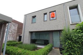Recente woning op uitstekende ligging te Heule.In een doodlopende straat vinden we deze afgewerkte halfopen nieuwbouwwoning terug.De woning is...