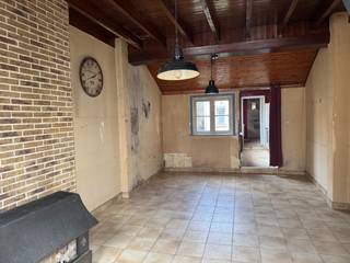 Op een toplocatie in het centrum van Brugge bieden wij deze compacte rijwoning aan, volledig te renoveren en ideaal als stadswoning of investering.<br />De woning omvat een leefruimte met aansluitend keuken en badkamer, een aangenaam terras en één slaapkamer op de verdieping.<br />⚠️ Uitbreiding naar meerdere slaapkamers is niet mogelijk.<br />Dankzij de uitzonderlijk centrale ligging bevinden winkels, horeca en openbaar vervoer zich op wandelafstand.<br />Vraagprijs: €169.000<br />Discreet te koop – alle verdere informatie verkrijgbaar via het kantoor. Bezoek na afspraak : 050/20.00.00 - info@myhomevastgoed.be<br />