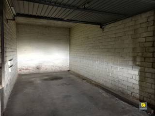 Underground garage box, centrally located near downtown Mortsel! This garage box is centrally located and has a manual gate.Ideal to park the car or...