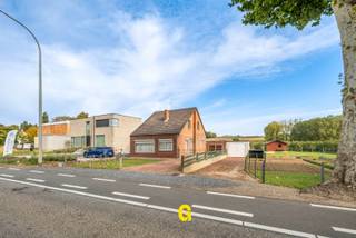 Langs de Hasseltsesteenweg ter hoogte van nummer 545 bevindt zich deze halfopen, te renoveren doch zeer verzorgde woning met achterliggende weide, op een royaal perceel van maar liefst 38a62ca. Op een viertal kilometer ligt het centrum van Tongeren, zodat alle voorzieningen vlot bereikbaar zijn.<br /><br />De weide, samen met de zone achter en rechts van de woning, is bestemd als landschappelijk waardevol agrarisch gebied, waardoor bijkomende bebouwing uitgesloten is. Het prachtige, vrije uitzicht op de groene omgeving blijft voor de koper gegarandeerd.<br /><br />De weide is toegankelijk zowel via de tuin van de woning als via de landweg links van het perceel. Dit zorgt voor een uitstekende bereikbaarheid — te voet én met voertuigen —bijzonder interessant voor onderhoudswerken, dierenliefhebbers of mensen die graag buitenruimte optimaal benutten.<br /><br />De woning werd gebouwd omstreeks 1968 en nadien uitgebreid met een vergunde dakverdieping (ca. 1982). Zowel de woning als de buitenomgeving werden steeds zorgvuldig onderhouden, waardoor de koper hier een nette, structureel degelijke basis aantreft voor een mooie, toekomstgerichte renovatie.<br /><br />INDELING/ OMSCHRIJVING<br /><br />Gelijkvloers<br />-Inkomhal met gastentoilet en trap naar de verdieping<br />-Keuken<br />-Handige bergruimte<br />-Ruimte die dienst kan doen als eetplaats, zitruimte of bureel<br />-Woonkamer<br />-Grote ruimte met zicht op de tuin, momenteel ingericht als twee ruime slaapkamers<br />-Aangebouwde garage<br />-Bergruimte met trap naar de kelder<br /><br />Verdieping<br />-Nachthal<br />-Twee slaapkamers<br />-Badkamer<br /><br />Buiten<br />-Tuinzone achter de woning met verzicht op de achterliggende groene omgeving<br />-Tuinstrook rechts naast de woning<br />-Mooie, volledig omheinde weide van 23a47ca, met enkele fruitboompjes en een prachtig, wijds uitzicht. Deze weide is zorgvuldig ingezaaid en zowel bereikbaar via de tuin als via de naastgelegen landweg.<br /><br /><br />EPC &amp; RENOVATIEPLICHT<br />EPC: 698 kWh/m²/jaar – label F<br />Dit eigendom valt onder de renovatieplicht voor residentiële gebouwen.<br />Meer info: https://www.vlaanderen.be/een-huis-of-appartement-kopen/renovatieverplichting-voor-residentiele-gebouwen<br />Wie aan de voorwaarden voldoet, kan rekenen op verschillende premies:<br />-https://www.vlaanderen.be/premies-voor-renovatie/mijn-verbouwpremie<br />-https://www.vlaanderen.be/premies-voor-renovatie<br />-https://www.vlaanderen.be/premies-voor-renovatie/mijn-verbouwpremie/wat-wijzigt-aan-mijn-verbouwpremie-vanaf-1-juli-2025<br />Of tijdens een vrijblijvend bezoek.<br /><br />Dit aanbod kan interessant zijn voor:<br />-Gezinnen die op zoek zijn naar een degelijke woning met solide basis, veel tuin en een prachtig uitzicht op de achterliggende natuur<br />-Dierenliefhebbers die een woning zoeken met directe toegang tot een ruime, omheinde weide — ideaal voor het houden van dieren in een rustige, groene omgeving