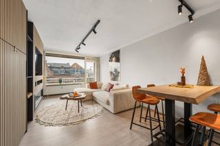 [[ DIT PAND NEEMT DEEL AAN DE ERA OPEN HUIZEN DAG OP 13/6 VAN 11:00 TOT 12:00 ]]
<p><strong>Blankenberge: Instapklaar 1-slaapkamerappartement met zonneterras te koop aan achterkant Zeedijk!</strong></p>

<p>Op de 4e verdieping van residentie &amp;quot;Astoria&amp;quot; vinden we dit prachtig gerenoveerd appartement met 1 slaapkamer aan de achterzijde van de Zeedijk. Dankzij zijn zuidgerichte oriëntatie geniet u vanop het terras de ganse dag van de zon. Verder is deze uitstekend, centraal gelegen vlakbij zee en strand, winkelstraat, openbaar vervoer, casino, restaurants,...</p>

<p><strong>Indeling:</strong> Inkomhal, woonkamer, zonneterras, ingerichte keuken, badkamer met inloopdouche, ruime slaapkamer, overdekt terras aan achterzijde en apart toilet. + Private kelderberging.</p>

<p><strong>Troeven:</strong></p>

<ul><li>Instapklaar</li><li>Zonneterras</li><li>Gunstig EPC</li></ul>

<p>Meer informatie? Contacteer Maarten op het nummer 050 42 58 98.</p>