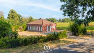SCHRIJF JE IN VOOR HET EERSTE BEZOEKMOMENT VAN WOENSDAG 5 AUGUSTUS VIA ONZE WEBSITE!<br /><br />Ben jij op zoek naar een gezellige renovatiewoning met een prachtig uitzicht over het omliggende agrarisch gebied? Gevonden!<br /><br />De vlot bereikbare ligging vlakbij de N60, het weidse uitzicht, de onderhoudsvriendelijke tuin en de mogelijkheid om deze woning volledig naar eigen smaak in te richten zijn maar enkele van de vele troeven die we hier terugvinden!<br /><br />INDELING:<br /><br />GLV:<br />Je komt de woning binnen via de inkomhal. Van hieruit heb je toegang tot de ruime leefruimte die overloopt in de open keuken. Verder beschikt de woning over een badkamer, een veranda met extra bergruimte en een ruime slaapkamer.<br /><br />De woning biedt dankzij de praktische indeling en de rustige ligging heel wat mogelijkheden voor wie op zoek is naar een woning die nog verder afgewerkt kan worden volgens eigen wensen.<br /><br />Lijkt deze woning wel iets voor jou? Aarzel dan zeker niet en plan vandaag nog een bezoek in!