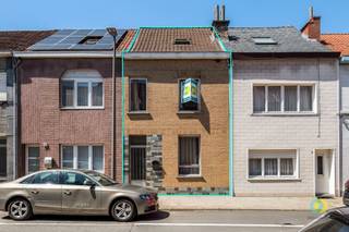 <p><span>Découvrez cette maison bien entretenue à Vilvorde, idéalement située avec un accès facile au Ring de Bruxelles, à Grimbergen et au centre de Vilvoorde. La propriété vous accueille par le hall d'entrée qui donne immédiatement accès à l'agréable séjour, un endroit confortable pour se détendre ou recevoir des invités. A côté se trouve la cuisine avec îlot, idéale pour ceux qui aiment cuisiner et passer des moments agréables en famille. Depuis la cuisine, vous accédez à une terrasse tranquille avec jardin où vous pouvez vous détendre en toute intimité. À côté de la cuisine se trouve la salle de bains, équipée d'une toilette et d'une douche, ce qui apporte un confort pratique supplémentaire au rez-de-chaussée. Au premier étage, vous trouverez deux chambres à coucher, dont l'une est équipée d'une toilette et d'un lavabo. Le deuxième étage a été divisé en deux pièces supplémentaires, idéales comme chambres d'enfants, bureau, dressing ou pièce de loisirs. Grâce à son agencement pratique, ses espaces extérieurs agréables et son excellente situation, cette propriété représente une opportunité idéale pour les familles ou comme premier achat, à la recherche d'une maison confortable avec beaucoup de potentiel. Réservez dès aujourd'hui votre visite et découvrez par vous-même les atouts de cette propriété.</span></p>