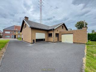 <h3> </h3>
TE RENOVEREN BUNGALOW op een MOOI PERCEEL van 1082 m² te OUDENAARDE. Deze woning vormt, mits renovatie, de IDEALE GEZINSWONING en is dankzij haar 3 SLAAPKAMERS op het gelijkvloers uitermate geschikt voor wie GELIJKVLOERS wil WONEN. De CENTRALE LIGGING biedt een UITSTEKENDE BEREIKBAARHEID met winkels, scholen en openbaar vervoer in de nabije omgeving. Daarnaast beschikt het pand over een ruime zolder met UITBREIDINGSMOGELIJKHEDEN.<br />Op het gelijkvloers betreedt u de inkomhal die toegang biedt tot de ruime woonkamer met aanpalende te renoveren keuken. Verder beschikt de woning over 3 slaapkamers, een te moderniseren badkamer, een praktische berging, een inpandige garage en een kelder. Een ruime zolder met mogelijkheden maakt deze woning compleet. <br />Buitenshuis geniet u van een grote zonnige tuin en een ruime oprit met parkeergelegenheid voor meerdere wagens.<br /><br />Onmiddellijk beschikbaar! <br /><br />Adres: Doornikse heerweg 111 te Oudenaarde<br /><br />EPC: 549 kWh/m², G-score en P-score A, Renovatieverplichting van toepassing