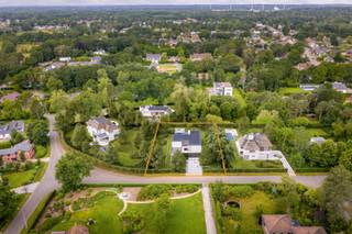 Interesse? Meer informatie op www.SWEVERS.be. - Armand is een exclusieve designvilla waar hedendaagse architectuur, hoogwaardige afwerking en uitzonderlijk wooncomfort samenkomen. Met 466 m² bewoonbare oppervlakte, vier slaapkamers, een bureau, een ruime kelder, dubbele garage en een volledig afgewerkt totaalconcept biedt deze woning een luxueuze woonbeleving tot in de kleinste details. Gelegen in de prestigieuze Bloemenwijk van Bolderberg, midden in het groen en toch vlak bij alle voorzieningen, maakt Armand deel uit van een kleinschalig villapark van Aurum. Een unieke residentie voor wie kiest voor exclusiviteit, design en een toplocatie. Bel ons vandaag nog voor een persoonlijke rondleiding. Wij van Swevers Real Estate helpen je maar al te graag verder. tel. 011 255 155.