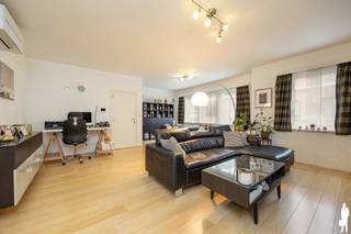 Dit ruime en bijzonder energiezuinige appartement combineert een bewoonbare oppervlakte van maar liefst 96 m² met een indrukwekkend zuidwestgericht terras van 36 m², een eigen garageplaats én een uitstekende ligging in Sint-Niklaas. Dankzij het EPC-label A, 20 zonnepanelen en verschillende recente vernieuwingen is dit een appartement dat zowel op vlak van wooncomfort als energiezuinigheid sterk scoort.<br /><br />Gelijkvloers<br />- Eigen garageplaats met elektrische poort en afstandsbediening<br />- Voorzieningen voor water en elektriciteit aanwezig<br /><br />Eerste verdieping<br />- Ruime en lichtrijke leefruimtes<br />- 2 volwaardige slaapkamers<br />- Beide slaapkamers voorzien van rolluiken en vliegenramen<br />- Recent gerenoveerde badkamer (2024)<br />- Recent gerenoveerd gastentoilet (2024)<br />- Videofoon <br />- Verwarming en airconditioning via warmtepompen (2020)<br />- Alle ramen voorzien van hoogrendementsglas met spiegelglas in de slaapkamers<br /><br />Terras<br />Een absolute blikvanger is het uitzonderlijk ruime zuidwestgerichte terras van maar liefst 36 m². Een heerlijke buitenruimte om te genieten. <br /><br />Algemeen<br />- EPC A <br />- 20 zonnepanelen<br />- Jaarlijks ca. 4 à 5 groenestroomcertificaten van € 230 tot 2032<br />- Achtergevel recent geïsoleerd en afgewerkt met crepi (2025)<br />- Garageplaats inbegrepen in de prijs<br />- Terras van 36 m² met zuidwestoriëntatie<br />- Trein- en busstation op slechts 450 meter<br />- Grote Markt op ca. 1,1 km<br />- Winkels en andere voorzieningen op wandelafstand<br /><br />Een ruim, energiezuinig en comfortabel appartement met een uitzonderlijk groot terras, eigen garageplaats en een centrale ligging. De combinatie van EPC A, zonnepanelen en recente renovaties maakt dit een bijzonder interessante opportuniteit voor zowel eigen bewoning als investering.