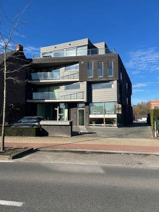 Dit recent en uitstekend onderhouden appartement is gelegen op de 2de verdieping van de residentie Baros en is gesitueerd aan de voorzijde van het gebouw.<br />Via het terras aan de voorzijde geniet U van het uitzicht op de Hundelgemsesteenweg.<br /> <br />De ligging is een absolute troef: op slechts 300 meter van de R 4, op amper 7 minuten van het centrum van Gent en op anderhalve km van de E 40 en de E 17. Ideaal voor wie centraal wil wonen met een uitstekende bereikbaarheid.<br />Het appartement werd zeer kwalitatief afgewerkt en heeft een bewoonbare oppervlakte van 80 m² en een zonnig terras.<br />De indeling omvat een inkomhal met apart toilet, lichtrijke leefruimte met open keuken die voorzien is van alle comfort en moderne toestellen.<br />Aansluitend aan de leefruimte is er een terras, met een open keuken en een ruime berging waar er plaats is voor wasmachine en droogkast.<br /><br />Verder zijn  er twee volwaardige slaapkamers, een nachthal en een volledig ingerichte badkamer. <br /> <br />Lift in het gebouw aanwezig,  alsook een algemene fietsenstalling die ter beschikking staat van elke bewoner.<br />Indien gewenst kan een parking optioneel gehuurd worden achteraan het gebouw.<br /><br />Samengevat zijn de troeven;<br />Recent en instapklaar<br />Zeer centrale ligging<br />Kleinschalige VME<br />Kwalitatief gebouw<br /> <br />Een mooie opportuniteit voor wie een investering zoekt of op zoek is naar een instapklare woonst! Interesse? Contacteer ons voor een bezoek!  0491/14.25.66