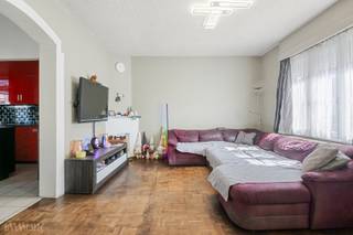 Gelegen in een rustige, residentiële straat met een aangename woonomgeving, combineert deze locatie een vlotte bereikbaarheid met de nabijheid van alle dagelijkse voorzieningen. Scholen, winkels en openbaar vervoer bevinden zich op korte afstand, wat zorgt voor een praktische en comfortabele woonervaring.<br /><br /><strong>Indeling:</strong><br />Via de inkomhal betreden we deze charmante gezinswoning, met toegang tot de veranda en de stadstuin met praktische berging. De lichtrijke leefruimte met authentiek blokjesparket vormt het hart van de woning en geeft via een vaste trap toegang tot de verdieping. Aansluitend bevindt zich de ingerichte keuken met directe connectie naar de eetruimte.<br />Op het gelijkvloers vinden we verder een badkamer met ligbad en lavabo, alsook een apart gastentoilet.<br /><br />De <u>eerste verdieping</u> telt drie volwaardige slaapkamers. De zolder, bereikbaar via een uitschuifbare trap en voorzien van een Veluxraam, biedt extra bergruimte of potentieel.<br /><br />De combinatie van een praktische indeling,  extra uitbreidingsmogelijkheden en de centrale, kindvriendelijke ligging maakt dit de ideale woning voor gezinnen. Contacteer ons voor een bezoek ter plaatse.<br /><br />Troeven van dit pand: <br />Zolder met uitbreidingsmogelijkheden. <br />Centrale locatie. <br />3 ruime slaapkamers. 