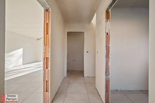 Gelegen in de rustige Vossekotstraat vinden we deze gloednieuwe halfopen bebouwing terug. De woning combineert een tijdloze architectuur van rode gevelsteen met strakke zwarte raamprofielen en dakpannen, wat zorgt voor een moderne doch warme uitstraling. U woont hier op een boogscheut van het centrum van Scherpenheuvel (+/- 1,8 km), met een vlotte verbinding naar winkels en scholen, maar geniet tegelijkertijd van de rust die deze residentiële straat te bieden heeft.<br /><br />Bij het betreden van de woning kom je in een functionele inkomhal met gastentoilet. Wat meteen opvalt, is de logische flow naar de leefruimte. De zithoek en eethoek vormen één ruim en lichtrijk geheel dat naadloos aansluit op de open keuken. Dankzij de grote raampartijen aan de achterzijde wordt de tuin als het ware naar binnen getrokken en geniet je de hele dag door van natuurlijke lichtinval. Aansluitend aan de keuken is er een bijzonder praktische berging voorzien met aansluitingen voor wasmachine en droogkast; een onmisbare troef voor elk gezin. Buiten is er ruimte voor een gezellig terras en een onderhoudsvriendelijke tuin, waar in de voortuin een wadi is aangelegd voor een duurzame waterhuishouding.<br />Op de eerste verdieping biedt de nachthal toegang tot drie volwaardige slaapkamers, ideaal voor een gezin of om in te richten als thuiskantoor. De badkamer is centraal gelegen en slim ingedeeld met ruimte voor zowel een ligbad, een toilet als een dubbele wastafel. Via een zolderluik is de ruime zolderverdieping bereikbaar. Deze grote open ruimte biedt extra mogelijkheden voor opslag, wat de praktische bruikbaarheid van deze woning compleet maakt. Kortom, een instapklare buitenkans voor wie op zoek is naar een kwalitatieve nieuwbouwwoning op een toplocatie.<br /><br /><u><strong>Indeling:</strong></u><br /><strong>Gelijkvloers:</strong> Inkomhal, toilet, zithoek, eethoek, open keuken, berging/wasplaats <br /><strong>Eerste verdieping:</strong> Nachthal, 3 slaapkamers, badkamer <br /><strong>Zolder:</strong> Ruime bergzolder<br /><strong>Buitenruimte:</strong> oprit met parkeerplaats <br /><br /><br />*De prijs van 370.000euro is  exclusief BTW (12% op de bouwgrond - 21% op de woning) = totaalprijs van <u><strong>439.600 euro</strong></u> inclusief btw en registratierechten.<br /><br />Ervaar zelf de vele voordelen van deze woning tijdens een persoonlijke rondleiding. Maak vandaag nog je afspraak.<br />Mail naar info@immopersyn.be of bel 013 444 008.