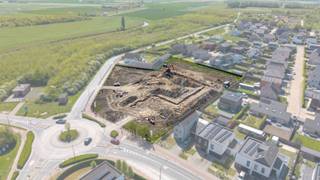 Ontdek een uniek nieuwbouwproject te koop in Stene, waar rust, ruimte en moderne woonkwaliteit samenkomen in een groene omgeving.<br /><br />In de Kolgansstraat in Stene wordt een voormalige hoevesite herontwikkeld tot een harmonieus geheel van 17 instapklare woningen. Dit project biedt een gevarieerd aanbod van open, halfopen en gesloten bebouwing, telkens ontworpen met oog voor licht, comfort en duurzaamheid. Elke ruime woning beschikt over een open leefruimte met grote glaspartijen die zorgen voor een maximale lichtinval en een directe connectie met de tuin of het terras. De eigendommen omvatten drie volwaardige slaapkamers en een ruime badkamer, ideaal voor wie op zoek is naar een hedendaagse gezinswoning in Stene. Dankzij de combinatie van zonnepanelen, warmtepomp en vloerverwarming geniet u van energiezuinig wonen met lage verbruikskosten. De rustige, residentiële ligging in Stene, nabij het centrum van Oostende, garandeert een topligging met vlotte bereikbaarheid en alle voorzieningen binnen handbereik. <br /><br />De prijzen starten vanaf 390.000 euro (excl. kosten), met bovendien de mogelijkheid tot aankoop aan 6% btw onder de geldende voorwaarden.<br /><br />Prijzen vanaf 390.000 euro exclusief BTW (zijnde 420.409,40 euro inclusief 6% BTW ofwel 466.906,52 euro inclusief 21% BTW).<br /><br />Plan uw bezoek en ontdek dit toekomstgerichte project in Stene via Immo Francois. Met een sterke aanwezigheid in Oostende, Brugge en de volledige kustregio begeleiden wij u professioneel bij uw aankoop.<br /><br />