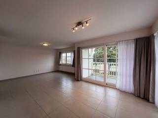 Ontdek dit stijlvolle en instapklare appartement in de recente residentie Prinsenhof, gelegen op een toplocatie nabij het centrum van Waregem, winkels, scholen en belangrijke invalswegen.<br /><br />Het appartement beschikt over een doordachte indeling met oog voor comfort en kwaliteit:<br /><br />✨ Lichtrijke leefruimte met mooi uitzicht en ruimte voor eet- en zithoek<br />🍽️ Volledig ingerichte open keuken met aanpalende praktische berging<br />🚿 Moderne badkamer met inloopdouche<br />🚪 Twee volwaardige slaapkamers<br />🚻 Apart toilet<br />🧱 Ondergrondse privatieve berging<br /><br /><br />Dankzij het EPC-label A geniet u van lage energiekosten en hedendaags wooncomfort. Dit appartement is ideaal voor wie zoekt naar kwaliteit, ligging en duurzaamheid.<br />💶 Prijs appartement: € 850 + €50 syndic<br />📍 Adres: Warandestraat 49 bus 12, Waregem<br />⚡ EPC: A<br /><br /><br />📞 Contacteer ons vandaag nog voor een bezoek – dit appartement is een echte aanrader!<br />056 61 11 11 <br />waregem@demeester.be