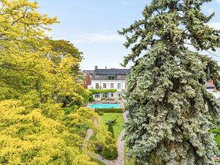 Magnifique manoir historique (construit en 1808) avec un parc romantique aménagé et une piscine extérieure chauffée sur un terrain de 1 510 m²...