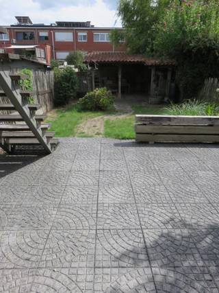 Prima onderhouden ééngezinswoning in rustige woonwijk in Kontich-Kazerne, type bel-etage. <br />Inkom- en traphal die toegang geeft tot garage met automatische sectionale poort. Verder zijn op het gelijkvloers een berging met de CV-ketel, een ruime bijkeuken met toegang naar de tuin en een extra ruimte die kan dienen als bureau of bijkomende slaapkamer.<br />Op de eerste verdieping kom je via de overloop, waar zich tevens een gastentoilet bevindt, in de woonkamer van 30m² op parket. Deze werd uitgebreid met een lichtrijk salon van nog eens 23m², dankzij de aanwezige lichtstraat. Verder is er een moderne keuken uitgerust met alle toestellen.<br />Op de tweede verdieping geeft de nachthal toegang tot een nette badkamer met douche, lavabo en toilet, evenals tot 3 mooie slaapkamers.<br />De tuin is zuidoost gericht en vormt een fijne buitenruimte met achteraan een gezellig hoekje en een afdak. Er is tevens een buitentrap naar de 1ste verdieping. Vooraan is er een oprit waar makkelijk 2 wagens kunnen geparkeerd worden.<br />Deze woning combineert een rustige ligging met een praktische en functionele indeling, waardoor ze geschikt is voor wie op zoek is naar een comfortabele gezinswoning.