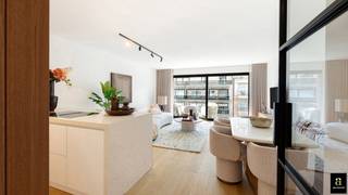 <span>Exclusief en totaal gerenoveerd luxeappartement met uitzonderlijke afwerking op een absolute toplocatie in de prestigieuze Van Bunnenlaan, op enkele stappen van Dumortierlaan, de boetieks en het strand. <br />Het appartement werd met oog voor detail afgewerkt met hoogwaardige materialen, waaronder marmer, designkranen van Gessi, een volledig uitgeruste Miele-keuken met kookeiland en maatwerkkasten. De ruime, lichtrijke leefruimte geeft uit op een zonnig terras aan de voorzijde met een aangenaam open zicht. De stijlvolle open keuken sluit naadloos aan op de leefruimte. De inkomhal is voorzien van een vestiairekast en een gastentoilet. Aansluitend bevindt zich een praktische berging met aansluiting voor een wasmachine. De master bedroom beschikt over ingemaakte maatwerkkasten en een en-suite douchekamer. De tweede ruime slaapkamer is eveneens voorzien van maatwerkkasten. Beide slaapkamers geven toegang tot het rustige terras aan de achterzijde. Verder is er een derde slaapkamer, een tweede stijlvolle douchekamer en een apart toilet in de nachthal.</span><br /><span>Het appartement beschikt bovendien over een privatieve kelder en een gemeenschappelijke fietsenberging. Een inpandige autostaanplaats kan erbij worden aangekocht. </span>