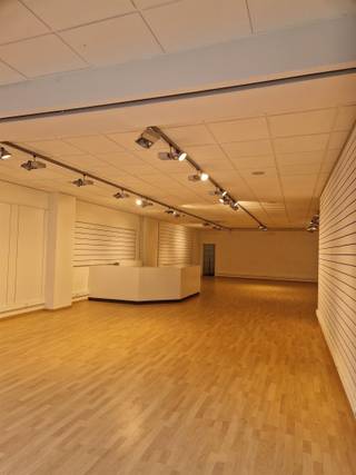 <p><span>Ruime handelsruimte in het centrum van Brasschaat.</span></p><p><span> </span></p><p><span>Een ruime handelsruimte die geschikt is voor een kantoor, winkel of vrij beroep. </span></p><p><span>Pop-up is mogelijk. Horeca is niet toegestaan in het gebouw.</span></p><p><span> </span></p><p><span>Indeling: </span></p><p><span> </span></p><p><span>Handelsuimte van 160 m², apart toilet met lavabo, twee ruime bergingen van elk 15 m² en een tuin.</span></p><p><span>Toegang langs achter (via de Door Verstraetelei) voor eventueel leveringen en dergelijke. </span></p><p><span> </span></p><p><span>Pluspunten: </span></p><p><span> </span></p><p><span>- zeer gunstige ligging </span></p><p><span>- individuele meters voor gas, elektriciteit en water</span></p><p><span>- terras en tuin</span></p><p><span>- geen gemeenschappelijke kosten</span></p><p><span> </span></p>