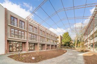 Groen wonen in het hart van Tienen<br />In woonbuurt Dony woon je rustig en groen, midden in het centrum van Tienen. Deze ruime gezinswoning combineert comfort, licht en een aangename buitenruimte in een karaktervolle, groene omgeving.<br /><br />De woning beschikt over 3 slaapkamers, 2 badkamers en een bewoonbare oppervlakte van 166 m². Daarnaast geniet je van een terras van 11 m² en een tuin van 31 m², ideaal om buiten tot rust te komen.<br /><br />Dony is een stijlvolle nieuwe stadsbuurt met veel aandacht voor groen, rust en een aangename leefomgeving, vlak bij alle voorzieningen van Tienen.<br /><br />Sommige woningen komen in aanmerking voor het verlaagde btw-tarief van 6%. Benieuwd dewelke? Vraag meer info bij de sales consultant.