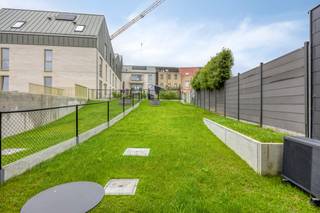<h3>Maisons BEN prêtes à emménager à Denderleeuw – confort durable entre Bruxelles et Gand</h3><p>Découvrez les dernières maisons BEN entièrement achevées et immédiatement disponibles au sein du projet résidentiel Denderlink à Denderleeuw. Ces habitations neuves allient architecture contemporaine, confort de vie optimal et excellentes performances énergétiques dans un environnement calme et central.</p><p>Construites selon les normes énergétiques les plus récentes, ces maisons bénéficient du chauffage par le sol ainsi que de panneaux solaires. Cette combinaison garantit une consommation énergétique réduite, un confort thermique exceptionnel et des coûts énergétiques maîtrisés tout au long de l'année.</p><p>Les espaces de vie lumineux, les larges baies vitrées et les finitions de qualité créent un cadre de vie moderne et agréable. Grâce à leur conception durable et à leur faible consommation énergétique, ces maisons constituent un investissement sûr et tourné vers l'avenir.</p><p>Situé à proximité du centre de Denderleeuw, le projet offre un accès rapide aux commerces, écoles, restaurants et infrastructures sportives. La gare de Denderleeuw se trouve à quelques minutes seulement et permet de rejoindre facilement Bruxelles, Gand et les principales villes du pays. L'autoroute E40 est également rapidement accessible.</p><p>Les principaux atouts :</p><ul><li><p>Maisons neuves entièrement terminées et prêtes à emménager</p></li><li><p>Construction BEN (Quasi Zéro Énergie)</p></li><li><p>chauffage par le sol</p></li><li><p>Panneaux photovoltaïques inclus</p></li><li><p>Faibles coûts énergétiques</p></li><li><p>Grandes surfaces vitrées et luminosité optimale</p></li><li><p>Situation calme et centrale</p></li><li><p>Excellente accessibilité vers Bruxelles et Gand</p></li><li><p>Gare de Denderleeuw à proximité</p></li><li><p>Exonération du précompte immobilier pendant 5 ans</p></li></ul><p>Profitez de cette dernière opportunité d'acquérir une maison neuve durable où confort, performance énergétique et mobilité se rencontrent parfaitement.</p>