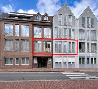 <p><span>Appartement in het centrum van Roeselare</span></p><p><span> </span></p><p><span>Bent u op zoek naar een ruim en lichtrijk appartement op een toplocatie in het centrum van Roeselare? </span></p><p><span>Dan is dit appartement zeker iets voor u.</span></p><p><span> </span></p><p><span>U wordt verwelkomd in een ruime inkomhal. Het appartement beschikt over 2 grote slaapkamers, voorzien van rolluiken, een apart toilet en een badkamer uitgerust met een dubbele lavabo en inloopdouche.</span></p><p><span>De ruime leefruimte geniet dankzij de vele ramen van een uitzonderlijke lichtinval en creëert een aangename, open sfeer. </span></p><p><span>Aansluitend bevindt zich de volledig uitgeruste keuken, voorzien van alle toestellen en maar liefst 2 koelkasten.</span></p><p><span>Verder beschikt het appartement over een praktische en ruime berging en terras achteraan.</span></p><p><span>Een extra troef is de garage met elektrische poort, voorzien van verlichting en elektriciteit. Optioneel bij te huren voor 80.00</span></p><p><span> </span></p><p><span>Prijs: 700/maand + 75.00 voorschot syndic en water + garage 75.00/maand</span></p><p><span> </span></p><p><span>Ideaal voor wie comfortabel en centraal wil wonen in het hart van Roeselare.</span></p>