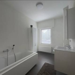 Verzorgde half open bebouwing met uitweg

Via de inkomhal betreedt u de ruime leefruimte met aansluitend de stijlvolle open keuken. Deze vormt het kloppend hart van de woning, perfect voor gezellige momenten met familie of vrienden. Door de grote raampartijen is deze ook bijzonder lichtrijk. Aansluitend aan de keuken is er een praktische berging, een eerste badkamer met douche en lavabomeubel en afzonderlijk toilet.
Op de eerste verdieping zijn er twee volwaardige slaapkamers en een tweede badkamer, voorzien van een ligbad, lavabo meubel en toilet. Via de vaste trap bereik je de ruime zolder, waar nog 2 kamers voorzien kunnen worden.

Buiten is er een ruim terras met grote tuin en tuinhuis aanwezig. Een extra troef is de uitweg achteraan.

Benieuwd naar deze woning? Neem dan vandaag nog contact op! Iedereen is welkom - na het maken van een afspraak - op de kijkdag op zaterdag 12 september 2026. Heel graag tot dan !

Troeven :
- mogelijkheid tot 4 slaapkamers
- regenput 7000l
- droge kelder
- alarm
- domotica
- elektrische rolluiken
- geen renovatieplicht
- vlotte bereikbaarheid

De vraagprijs van de woning is een instelprijs.
Geen immo of makelaar.
Tot binnenkort 🙂
