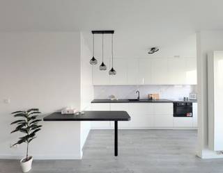 <p>Appartement - 2 slpk met terras - Hoboken</p><p>Volledig gerenoveerd 09/2026.</p><p>Dit appartement aan de Weerstandlaan is van a tot z aangepakt voor wie gewoon zorgeloos wil intrekken.</p><p>Binnen verrast het appartement met een heldere lichtinval, functioneel ingedeeld met volledig nieuwe keuken incl. toestellen, badkamer met inloopdouche, en twee volwaardige slaapkamers. Hier geen renovatiestress of onverwachte kosten.</p><p>De ligging in Hoboken combineert praktische bereikbaarheid met rust: lokale bakkers, supermarkten, sportfaciliteiten en openbaar vervoer liggen op loopafstand, terwijl u op een kwartiertje in centrum Antwerpen staat. Voor starters of investeerders, geleverd met onze concrete instapgarantie.</p><p>Ruimtes<br />• Ruime woonkamer met veel lichtinval<br />• Open keuken met nieuwe toestellen (10 jaar garantie):<br />- vaatwasser,<br />- microgolfoven<br />- inductie kookplaat<br />- koelkast met diepvries<br />- dampkap met ingebouwde filter<br />• 2 slaapkamers<br />• Ruim terras<br />• Bergruimte voor wasmachine<br />• Badkamer met inloopdouche<br />• Apart toilet<br />• Hal:<br />- grote inbouwkast<br />- glazen tussendeur living<br />• Kelderruimte</p><p>Troeven<br />• Nieuwe kwalitatieve laminaatvloer<br />• Veel opbergruimte<br />• Garantie op keukentoestellen en keukenkasten<br />• Instapklaar<br />• Energiezuinig: EPC B<br />• Breed overdekt terras<br />• Fietsenstalling<br />• Toplocatie</p>
