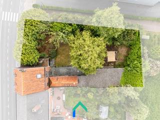 Algemeen<br />Deze woning is de perfecte opportuniteit voor wie op zoek is naar een karaktervolle eigendom met ruimte, charme en potentieel. Een thuis waar authenticiteit en mogelijkheden samenkomen op een uitstekende ligging in Tielt. Deze charmante halfopen bebouwing met perceel van maar liefst 726 m² is centraal gelegen. Je geniet hier van een vlotte bereikbaarheid, terwijl de groene zone achter het perceel tegelijk rust en privacy garandeert.<br /><br />Indeling<br />Meteen bij aankomst springt de brede gevel van 9,6 meter in het oog, wat zorgt voor een open en statige uitstraling. Via de ruime lange inkomhal betreed je de verschillende leefruimtes van de woning. Links bevindt zich de lichtrijke leefruimte, waar de grote ramen zorgen voor een aangename natuurlijke lichtinval en een mooi contact met de buitenomgeving. De charmante ruimtes vormen de ideale basis voor wie op zoek is naar een woning met karakter en renovatiemogelijkheden. Aansluitend bevindt zich de ruime keuken, die rechtstreeks uitgeeft op het terras en de tuin. Dankzij de zuidwestgerichte oriëntatie geniet je hier volop van de zon tijdens de namiddag en avond. Naast de keuken bevinden zich de wasplaats en badkamer, die zorgen voor extra praktisch comfort op het gelijkvloers.<br /><br />Op de eerste verdieping zijn er twee bijzonder ruime slaapkamers van respectievelijk 16,34 m² en 19,6 m². Dankzij hun royale oppervlaktes kunnen hier comfortabele en lichtrijke slaapkamers gecreëerd worden. Verder is er op deze verdieping een apart toilet aanwezig. Via een vaste trap bereik je de zolderverdieping van maar liefst 47 m², voorzien van een velux-raam. Deze ruime verdieping biedt nog heel wat potentieel en leent zich perfect tot het creëren van extra slaapkamers, een bureau, hobbyruimte of een volwaardige master suite.<br /><br />De tuin is zonder twijfel één van de grootste troeven van deze eigendom. De prachtige oude treurwilg geeft het perceel een sfeervol karakter, terwijl de achterliggende groenzone zorgt voor een uitzonderlijk gevoel van rust en openheid. Achteraan bevindt zich bovendien een ruim atelier van circa 80 m². Deze polyvalente ruimte biedt tal van mogelijkheden en is ideaal als werkplaats, opslagruimte, hobbyruimte of creatieve invulling aan huis. Daarnaast beschikt de eigendom over een ruime garage.<br /><br />De woning beschikt reeds over enkele interessante vernieuwingen, waaronder hoogrendementsbeglazing geplaatst in 2014 en een gasketel van 2009. Centrale verwarming is aanwezig en er is ook een regenwaterput aanwezig.<br /><br />Troeven<br />* Karaktervolle eigendom<br />* Centrale ligging<br />* Veel potentieel<br />* Atelier en garage<br /><br />Interesse<br />Deze eigendom combineert ruimte, karakter en tal van mogelijkheden voor wie op zoek is naar een woning die volledig naar eigen smaak gerenoveerd kan worden. Contacteer snel Mathieu voor een bezoek!<br /><br />T: 0479 63 53 01<br />M: mathieu@gentill.be