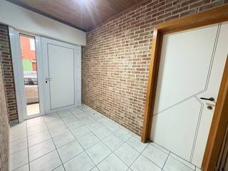 <p>Deze gerenoveerde woning is ideaal gelegen op wandelafstand van het centrum, scholen en winkels. De woning beschikt over vernieuwde elektriciteit en een gunstig EPC.</p>

<p><strong>Indeling:</strong> Inkomhal – lichtrijke living met gashaard – vernieuwde keuken – badkamer met inloopdouche en toilet – tuin en garage. Op de eerste verdieping bevinden zich 3 slaapkamers. De tweede verdieping biedt een ruime zolder met mogelijkheid tot het creëren van een vierde slaapkamer.</p>

<p><strong>Troeven:</strong></p>

<ul><li>
	<p>Gerenoveerde woning</p>
	</li><li>
	<p>3 slaapkamers + ruime zolder</p>
	</li><li>
	<p>Garage en tuin</p>
	</li><li>
	<p>Vernieuwde elektriciteit</p>
	</li><li>
	<p>Gunstig EPC</p>
	</li><li>
	<p>Nabij het centrum van Roeselare</p>
	</li><li>
	<p>Winkels en scholen op wandelafstand</p>
	</li><li>
	<p>Vlotte verbinding met het openbaar vervoer</p>
	</li></ul>
