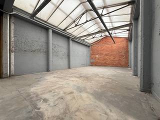 Ontdek deze praktische en centraal gelegen opslagruimte van ongeveer 85 m², ideaal voor ondernemers, zelfstandigen of handelaars die op zoek zijn naar extra stockageruimte in het centrum van Antwerpen. De ruimte bevindt zich achteraan het gebouw aan de Kasteelpleinstraat, op wandelafstand van het Zuid, het Justitiepaleis en de Meir. Perfect bereikbaar, zowel met de wagen als het openbaar vervoer.<br /><br />Troeven:<br />Oppervlakte: ± 85 m²<br />Centrale ligging in een bruisende buurt<br />Ideaal als opslag-, stockeer- of archiefruimte<br />Vlotte toegang via de Kasteelpleinstraat<br />Onmiddellijk beschikbaar<br />Permanente camerabewaking<br /><br />Let op: het voorste gedeelte van het pand (met de bankautomaten) behoort niet tot de te huren ruimte. Er zijn ook geen nutsvoorzieningen voorhanden<br /><br />Interesse?<br />Neem contact op voor meer informatie of om een bezichtiging in te plannen.