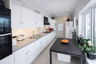 Instapklare, uitstekend gelegen woning aan de rand van Oostende met zuidgericht terras en tuin. Absolute troef is de dubbele garage, die zich ook perfect leent als hobbyruimte of werkplaats.Indeling: lichtrijke leefruimte, ingerichte keuken, ruime kelder (ideaal als werkplaats/berging), 3 slaapkamers en badkamer. Daarnaast is er een extra douchekamer op het gelijkvloers. Op de zolderverdieping is er bovendien mogelijkheid tot het creëren van een extra kamer.Comfort: recent vernieuwde ramen en CV op aardgas.Startprijs: € 279.000.