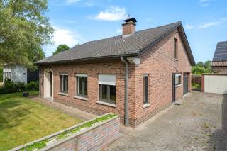 Op zoek naar een degelijk gebouwde woning met veel potentieel, een rustige ligging en een uitstekende bereikbaarheid? Dan is deze charmante open bebouwing in de Vossenstraat in Heusden zeker een bezoek waard. Gelegen in een groene, residentiële straat op fietsafstand van het centrum van Heusden en met vlotte verbinding naar de R4.<br /><br />Via de inkomhal betreden we de woning met gastentoilet. De lichtrijke leefruimte geniet van grote raampartijen die zorgen voor een aangename lichtinval en biedt voldoende plaats voor een gezellige zithoek en eetplaats. De houtkachel creëert extra sfeer tijdens de koudere maanden.<br />Aansluitend bevindt zich de gesloten ingerichte keuken met ontbijthoek. Verder beschikt de woning over twee ruime slaapkamers, waarvan één aansluit op de badkamer. De badkamer is uitgerust met een ligbad/douche, een dubbele lavabo en toilet. <br />Via de inpandige garage bereikt u de bijzonder ruime zolderverdieping. Dankzij de betonnen draagvloer en de royale oppervlakte biedt deze verdieping heel wat mogelijkheden. Mits het plaatsen van een vaste trap kunnen hier eenvoudig twee extra slaapkamers of een hobbyruimte worden ingericht.<br />Buiten hebben we een aangename, zuidwestgerichte tuin, waar u van de rustige ligging kan genieten. De vrijstaande garage en de ruime oprit bieden bovendien voldoende parkeergelegenheid.<br />Met een bewoonbare oppervlakte van 168 m² op een perceel van 467 m² vormt deze woning de ideale basis voor wie op zoek is naar een solide gezinswoning die volledig naar eigen smaak kan worden opgefrist en ingericht.<br /><br />Wenst u deze charmante woning op een mooie ligging bezoeken? mail ons naar info@loimmo.be