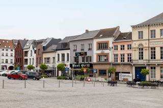 Dit investeringspand op een commerciële topligging in Geraardsbergen (Grote Markt) kan een mooie investerings-opportuniteit zijn. <br />Dit zuiver op rendement of als investering. p<br />Project omvat twee kadastrale leggers nl Markt 44 en Markt 44A<br />GELIJKVLOERS : een verhuurd handelspand. Uitbating van deze zaak bestaat reeds meer dan 10 jaar en zal ook in uitbating blijven na de verkoop. Huidige huurder blijft dan ook in de zaak. <br />Op de eerste (EPC C)en tweede verdieping (EPC D): twee ruime verhuurde appartementen met een mooi rendement. <br /><br />Extra troeven : <br />- geen renovatieverplichting <br />- geen overstromingsgevoelig gebied <br />- directe huuropbrengsten, huidig rendement bedraagt brutto 5,9 % <br />- op de Grote Markt met tal van nieuwe bouwprojecten<br />- dus ligging met meerwaardepotentieel <br /><br />Interesse in een bezoek en bijkomende info? Klink dan op de button " infoaanvraag/afspraak" op deze pagina. Ik contacteer u dan om concreet een tijdstip in te plannen. Verkoop: Pieter Cardoen 0475 36 12 52, pieter@cornelis-goeman.be<br />Omwille van privacy redenen plaatsen we geen extra foto's online <br />Vermelde afmeitngen zijn informatie en niet bindend.