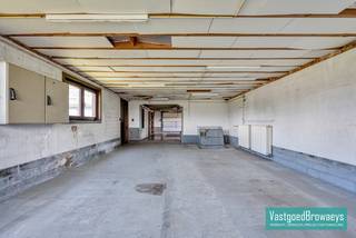 Ben je een kleine zelfstandige op zoek naar extra ruimte voor je activiteit? Of heb je nood aan heel wat opslagplaats? Dan is deze veelzijdige bungalow precies wat je zoekt!<br /><br />Deze eigendom geniet van een strategische ligging langs een vlotte verbindingsweg tussen Brakel en Oudenaarde. Je profiteert hier van een uitstekende bereikbaarheid én van een groene, rustige omgeving achteraan het perceel – de perfecte combinatie van werken en wonen.<br /><br />De woning biedt een praktische en doordachte indeling met een dubbele garage, inkomhal, drie volwaardige slaapkamers, een lichtrijke en ruime woonkamer, keuken, badkamer, veranda, kelder en extra bergruimte. Via een vaste trap bereik je de zolder, die momenteel ingericht is als stockageplaats.<br /><br />U kan makkelijk deze woning naar een D label brengen door de vloer die grenst aan de kelder te isoleren, de aanwezige isolatie op de zoldervloer te verdikken naar 18cm isolatie en plaatsen van zonnepanelen. <br /><br />Een absolute troef is de polyvalente ruimte achteraan, die zowel bereikbaar is via de garage als via een aparte toegang langs achter. Ideaal voor zelfstandige activiteit, atelier, opslag of hobbyruimte. Benieuwd naar de mogelijkheden? Ontdek zelf het potentieel van deze eigendom!<br /><br />Interesse? Neem vandaag nog contact met ons op voor meer informatie of een bezoek.<br />📞 055 59 50 10<br />📧 stefanie@vastgoedbrowaeys.be
