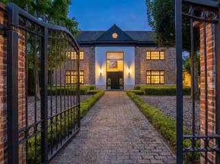 Prestigieuze villa met zwembad op 3.528 m² op toplocatie in ’s Gravenwezel.In een residentiële en groene omgeving in ‘s Gravenwezel vindt u deze...