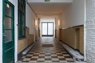 Découvrez ce loft unique d’environ 200 m², accessible par un large portail d’entrée sous le bâtiment avant, avec un espace de stationnement pour deux voitures. Devant le loft se trouve une charmante cour intérieure agrémentée de deux magnifiques arbres adultes – une oasis de tranquillité avant même d’entrer.Au rez-de-chaussée se trouve un vaste espace ouvert que vous pouvez aménager entièrement selon vos envies : un atelier, une grande cuisine ouverte, une salle de loisirs… les possibilités sont infinies.Un escalier vous mène à l’étage, où l’authentique monte-charge industriel – un clin d’œil au passé de l’ancienne boutique de vélos – attire immédiatement le regard. Vous y trouverez une cuisine moderne entièrement équipée ainsi qu’une salle de bains élégante avec douche ouverte. L’espace est baigné de lumière grâce aux superbes fenêtres de toit qui offrent un agréable éclairage naturel.La propriété bénéficie d’une orientation sud-ouest idéale et est équipée de protections solaires mobiles intégrées à la façade, vous garantissant un confort optimal en toute saison.Un bien exceptionnel et polyvalent que vous pouvez façonner entièrement selon votre style de vie ou de travail. En bref : une opportunité unique pour ceux qui recherchent du caractère, de l’espace et de la liberté.