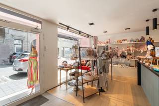 Roeselare-stadskern. Uitstekend gelegen handelspand voor winkel | praktijk | kantoor met 120m2 ruimte + aanpalende garage. Instapklaar en...